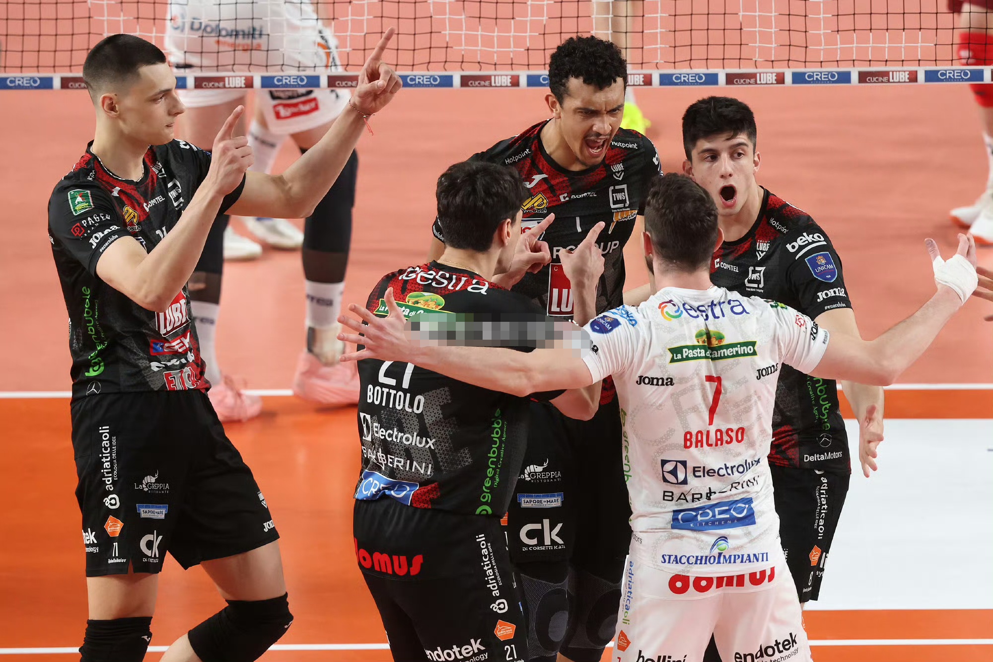 冲刺阶段意大利杯焦点战；塞维利亚再遭质疑；更衣室稳定；资深球员宣示担当